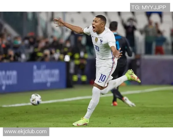 通过动作识别足球天才姆巴佩展现的独特技巧与速度