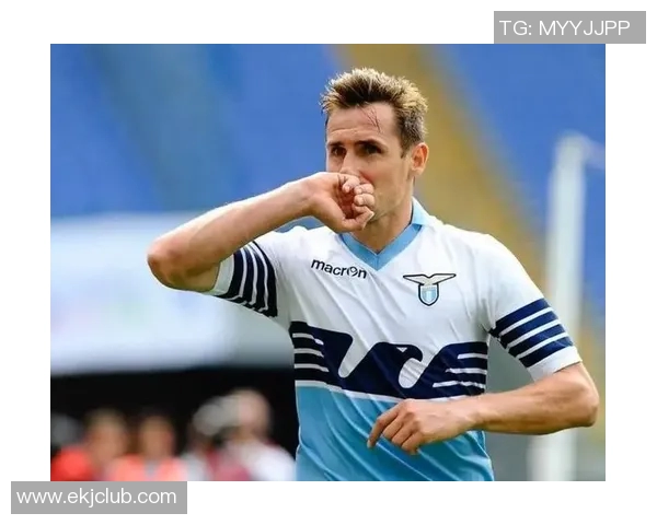 足球巨星笑容灿烂瞬间 捕捉球场上最真挚的快乐时刻